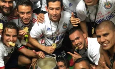 Jugadores de Chivas presumen festejo en Redes