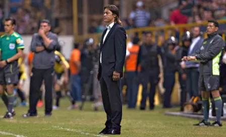 Almeyda dio un jalón al árbitro tras caer con Dorados