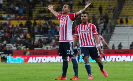 Marco Fabián, con esguince lumbar tras golpe contra Atlas