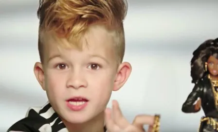 Niño presenta por primera vez a Barbie en comercial