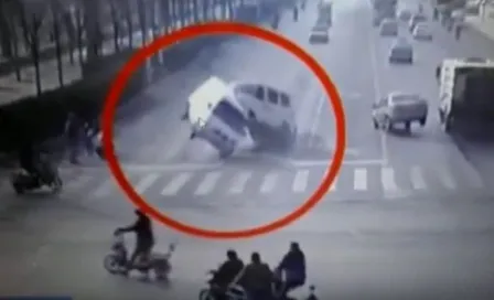 Tres carros se elevan por una fuerza misteriosa en China