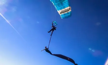 Pareja realiza danza aérea a 4 mil metros de altura