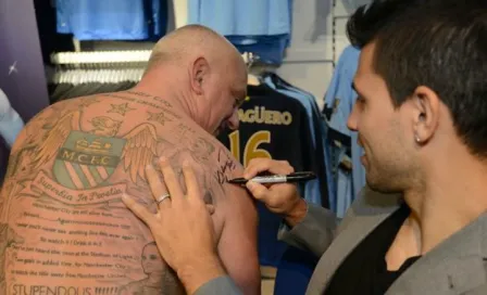 Man City ofrecería cambiar tatuajes por escudo nuevo