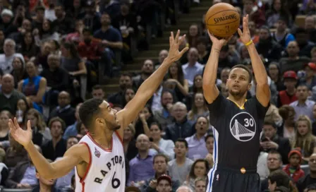 Warriors mantiene récord de victorias al vencer a Raptors