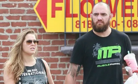 Ronda Rousey se recupera junto a Travis Browne