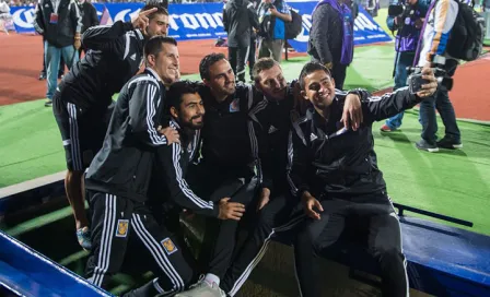 Jugadores de Tigres se sacan selfie en CU