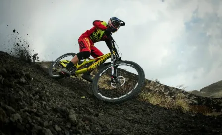 Ciclista realiza descenso de montaña en volcán activo