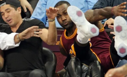 LeBron James manda al hospital a esposa de golfista