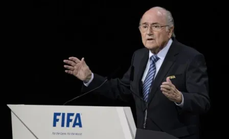 Universidad despoja a Blatter de doctorado honoris causa