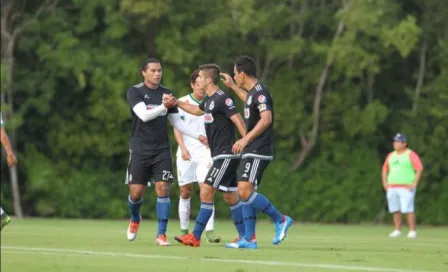 Chivas golea en su primer partido de preparación