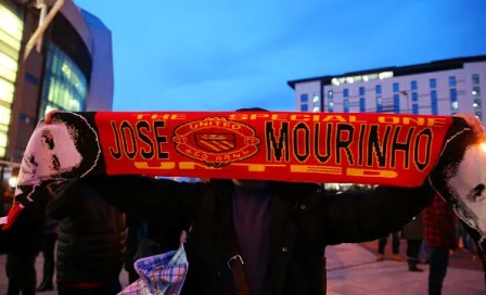 Bufandas de Mou aparecen en las afueras de Old Trafford