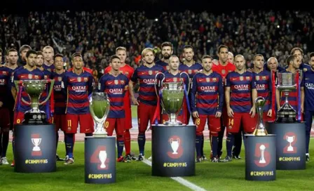 Barcelona exhibe sus cinco trofeos de 2015