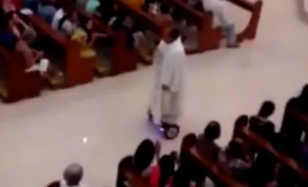 Cura es suspendido por oficiar misa en hoverboard