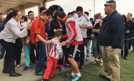 Chicharito causa furor en práctica de Bayer