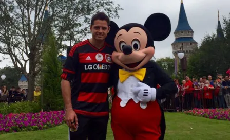 Chicharito desfila con el Leverkusen en Disney