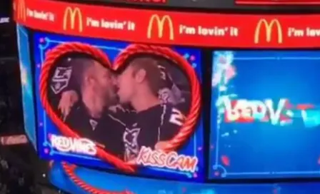 Público alienta a pareja gay a besarse durante juego de la NHL