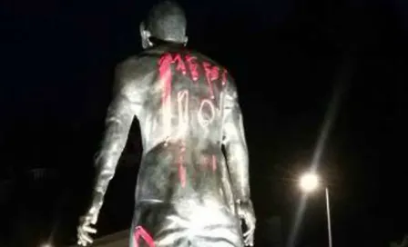 Vándalos escriben Messi en estatua de CR7