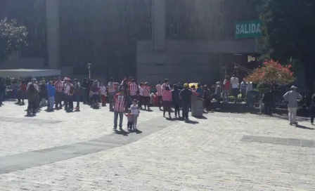  Afición recibe con devoción a Chivas en la Basílica 