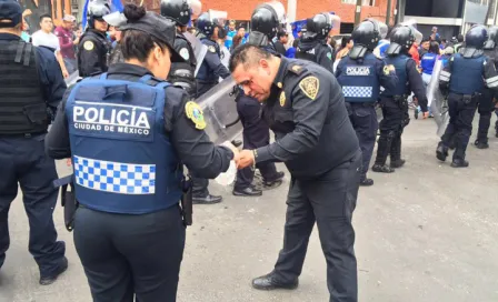 Afición de Cruz Azul se enfrenta a la policía