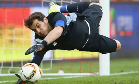 Prensa portuguesa llama 'manos de mantequilla' a Casillas