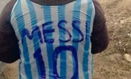  Niño se hace playera de Messi con una bolsa