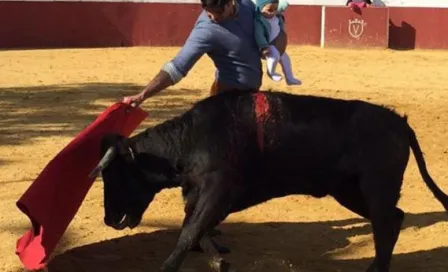 Torero realiza faena con su bebé en brazos