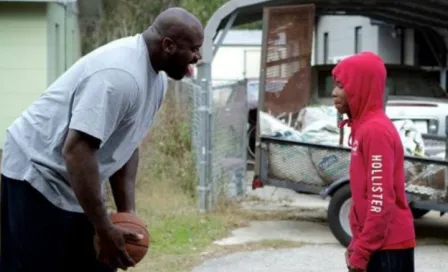 Shaquille O'Neal sorprende y juega con niños en la calle