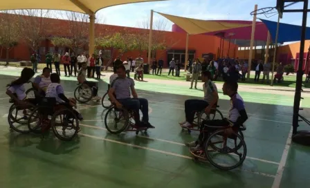 Futbolistas de Santos juegan basquetbol en silla de ruedas