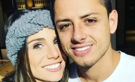 Chicharito enseña tácticas del Leverkusen a su novia