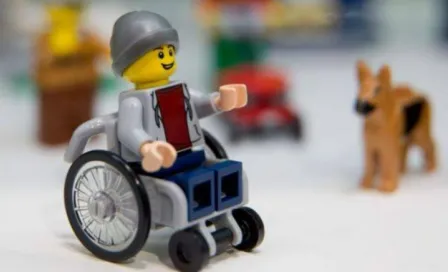 LEGO lanza a la venta primer muñeco en silla de ruedas