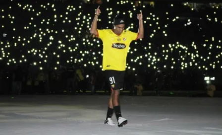 Ronaldinho tiene 'extravagante' debut en Ecuador