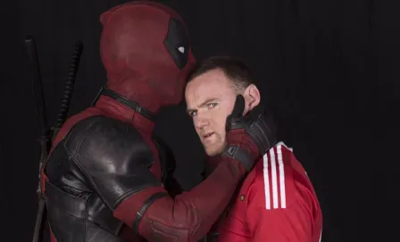 Deadpool visita a Rooney en Manchester