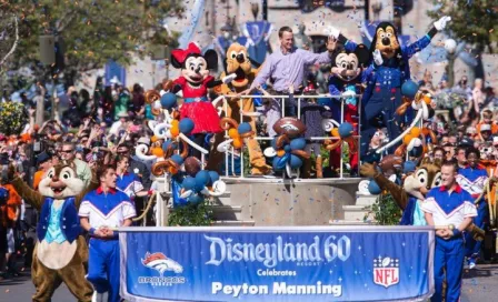 Peyton Manning desfila en Disneyland