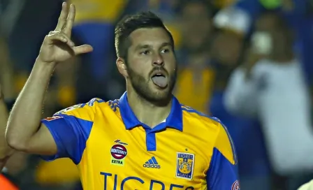 Gignac paga multa de tránsito a aficionado 