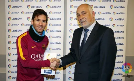 Messi recibe su primer premio como jugador del mes