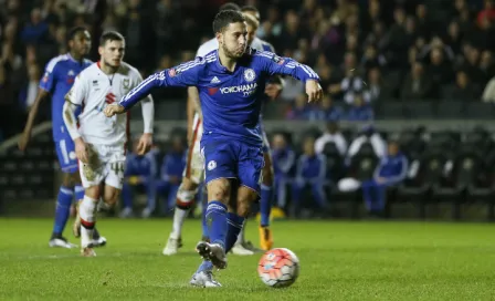 Hazard regala DVD con título del Chelsea a fan con amnesia