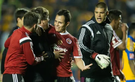 Miguel Herrera encara a Nahuel Guzmán después del partido