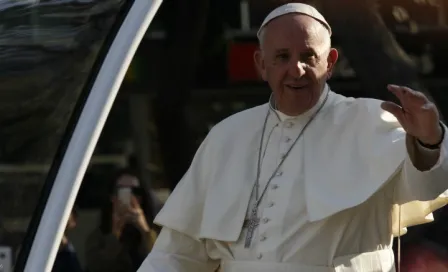 Papa Francisco recibe camiseta de Pumas en Hospital Infantil