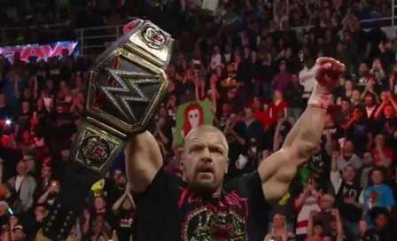 Triple H 'destroza' a Roman Reigns en Raw