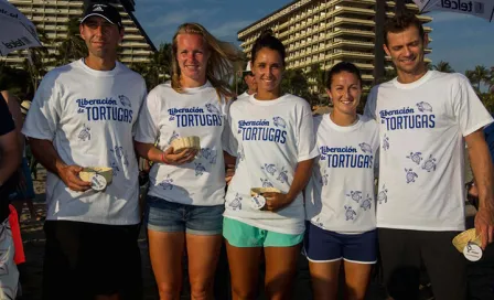 Tenistas participan en liberación de tortugas en Acapulco