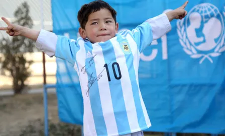 Messi envía playeras autografiadas a niño afgano