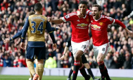 Manchester United vence al Arsenal y lo rezaga de la cima