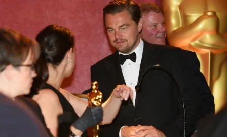 DiCaprio bromea mientras graban su nombre en Oscar