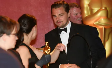 DiCaprio olvida Oscar en restaurant y se lo regresan