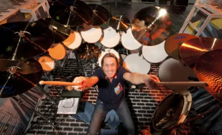 Baterista de Iron Maiden, confundido con vagabundo en hotel