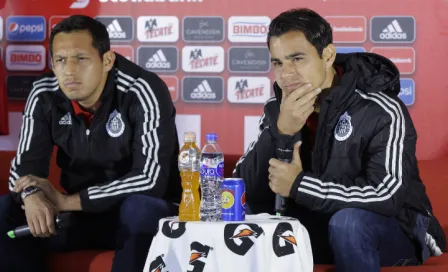 Omar Bravo volvería a la titularidad en el Clásico