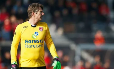 Van der Sar ataja penalti en su regreso al futbol profesional