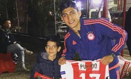 Pulido regala camiseta a niño con bandera mexicana