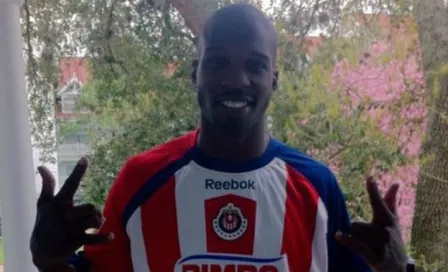 Chad Ochocinco muestra su pasión por Chivas en el Clásico