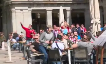 Fans de PSV humillan a mujeres indigentes en Madrid